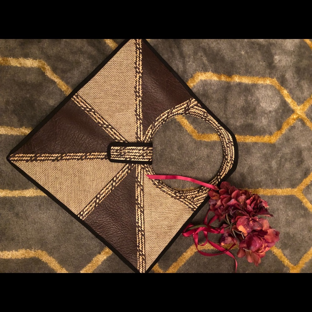 Sassy purse with closure
